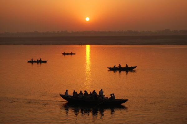 Sunrise_boat_rides_on_the_Ganges,_Varanasi